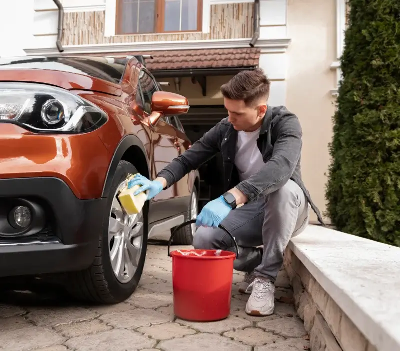 Lavage auto à domicile Brueil-en-Vexin : professionnel intervenant sur un véhicule